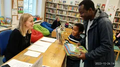 Lyhyt tarina: Yksi kysymys kirjastotiskillä sai miehen nauramaan kuin lapsi