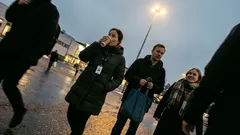 Lyhyt tarina: Jouluruuhkassa kassa kysyi rutiinikysymyksen, ja koko jono hiljeni