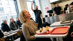 Lyhyt tarina: Kampin lounas katkesi, kun kaiutin sanoi nimen, joka pysäytti kaikki