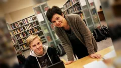 Lyhyt tarina: Marraskuun hiljaisessa kirjastossa opiskelija kuiskasi pyynnön, jota en odottanut