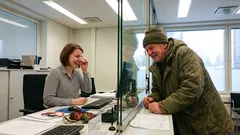 Pikkutarina: Torstai-iltapäivä pankissa muuttui, kun yksi lause sai minut nauramaan