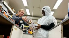 Lyhyt tarina: Verinen kummitus roskapussissa pyysi karkkia – ja minä jäin sanattomaksi