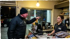 Lyhyt tarina: Kiiltävä Lexus kaartoi pihaan – ja yhtäkkiä haluttiin nimeni