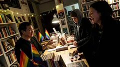 Lyhyt tarina: Nuori mies seisoi liian kauan yhden hyllyn edessä – ja sitten hän kuiskasi