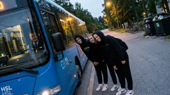 Lyhyt tarina: Keikan jälkeen bussi tuli, mutta sen kyltissä luki “ei liikenteessä”