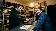 Lyhyt tarina: Hän oli varma, ettei kukaan pääse koneeseen – kunnes katsoin kantta