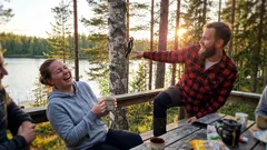 Lyhyt tarina: Yksi huudahdus mökkiterassilla sai metsän vastaamaan yllättävällä tavalla