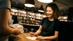 Lyhyt tarina: Nimilappuni sai turistin hymyilemään – puoli vuotta myöhemmin säikähdin