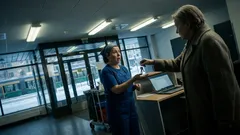 Lyhyt tarina: Neljältä aamulla aulassa joku pysähtyi ja kysyi liikaa