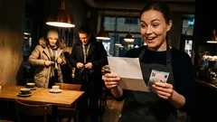 Lyhyt tarina: Asiakas sanoi jättävänsä tipin sijaan lapun – ja minä avasin sen