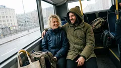 Lyhyt tarina: Kolme tyyppiä nousi bussiin – ja yksi outo lause muutti kaiken