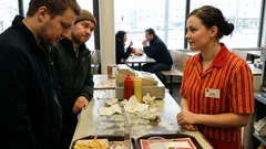 Tositarina: Asiakas päätti testata älyäni kassalla – vastaukseni hiljensi koko ravintolan