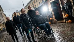 Lyhyt tarina: Kylmä jonotus, pimeä ovi ja kommentti, jota en osannut odottaa