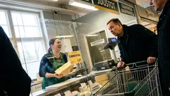 Lyhyt tarina: Vaa'an lukema sai asiakkaan huutamaan apua kesken kauppareissun