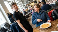 Tarina: Yksi annos sai salin hiljenemään – ja minut kuuntelemaan toista luuria