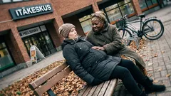 Tarina: Pasilan ruuhkajunassa minua epäiltiin – sitten pieni käsi tarttui käsivarteen