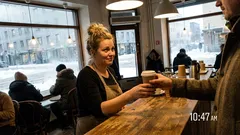 Lyhyt tarina: Kahvilajonossa joku vaati hymyä – ja koko Hakaniemi hiljeni