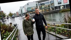 Lyhyt tarina: Hän pysähtyi salin lasiovelle joka aamu, muttei koskaan astunut sisään