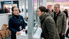 Lyhyt tarina: Hän vaati lippuja ilman tietoja, ja lehtihyllystä kuului vastaus