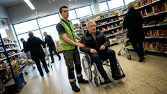 Tarina: Autoin kaupassa pyörätuolimiestä, ja takanani kuului käsky