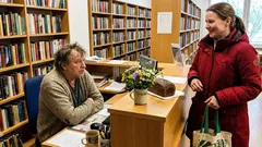 Lyhyt tarina: Hän paiskasi kukat kirjastotiskille ja käski etsiä kirjan heti