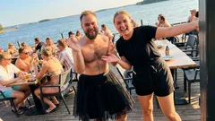 Tarina: Uusi pukeutumissääntö terassilla tuntui pieneltä – kunnes ovesta astui hän