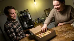 Tarina: Toimistolla odotti valtava laatikko macaroneja – ja Jere vain virnisti