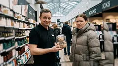 Pikku tarina: Hän halusi vain neulepukuisen nallen – ja ilta muuttui oudoksi