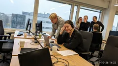 Lyhyt tarina: Marraskuun sade, haalea kahvi ja yksi puhelu, joka hiljensi koko toimiston