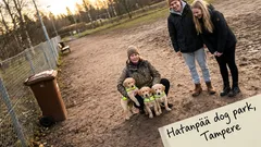 Lyhyt tarina: Koirapuistossa pieni tyttö pysähtyi liivin kohdalla – ja kysyi oudon kysymyksen