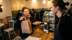 Pikkutarina: Tilasin saman kuin edelläni – ja sitten tiskillä tapahtui jotain outoa