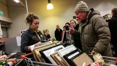 Lyhyt tarina: Viimeinen tunti ennen sulkemista ja asiakas, joka katsoi minua kuin rikollista