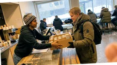 Lyhyt tarina: Hän pyysi kahvin nopeasti — baristan reaktio sai minut hymyilemään