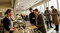 Tositarina: Yksi kommentti hampurilaisesta muutti jonotushetken – ja kokonaisen elämän