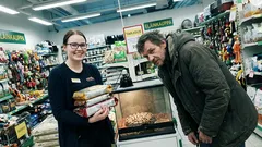 Lyhyt tarina: Sulkemisajan kynnyksellä joku tuijotti Archieta kuin panoksena olisi kaikki