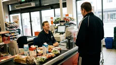 Lyhyt tarina: Tampereen Citymarketin kassajonossa eräs nainen kysyi: “Tiedätkö kuka olen?”