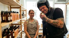 Lyhyt tarina: Nahkatakkimies pysähtyi ovelleni — ja pyysi jotakin, mitä en odottanut