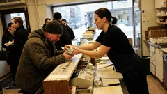 Lyhyt tarina: Mies vaati kinkkuleipää paikassa, jossa kinkku on kielletty sana