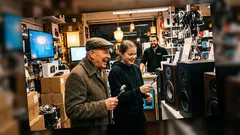 Tarina: Kaiutinosastolla asiakas sanoi yhden sanan, joka pysäytti koko päivän