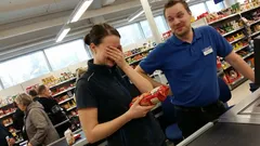 Lyhyt tarina: Asiakas vaati sinisiä keksejä – ja sitten esimies sanoi yhden lauseen