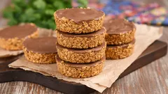Kaurajälkiruokia ilman leivoksia: Muutamassa minuutissa kaksi hyväksi havaittua reseptiä.