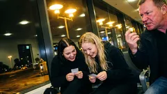 Tarina: Kone ei lähtenyt, ja portilla sanottiin lause, jota en unohda