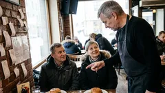 Lyhyt tarina: Uuden lähiöbaarin seinällä oli kyltti, jota en saanut mielestäni