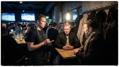 Lyhyt tarina: Perjantai-illan baarivuoro muuttui oudoksi, kun kaksi asiakasta hymyili liikaa