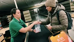 Lyhyt tarina: Olimme jo sulkemassa, kun nainen ryntäsi sisään ja kuiskasi syyn