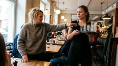 Lyhyt tarina: Pieni tyttö ponkaisi pystyyn – ja äidin kysymys pysäytti koko salin