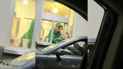 Lyhyttarina: Sateinen iltavuoro Hesburgerissa muuttui yhdessä sekunnissa ihan muuksi