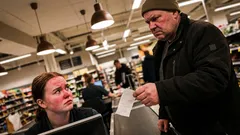 Tarina: Seisoin asiakaspalvelutiskillä kasvoistani nolona, kun mies avasi suunsa