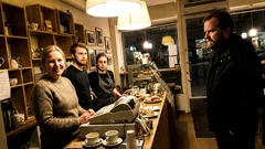 Lyhyt tarina: Pieni kyltti kassalla sai koko kahvilan pidättämään hengitystä