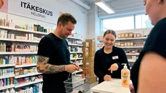 Tarina: Nahkatakkinen mies astui pastellikauppaan – ja sanoi yhden lauseen